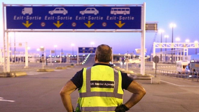 Phát hiện 8 người nhập cư trong xe tải đông lạnh từ Pháp sang Anh ảnh 1