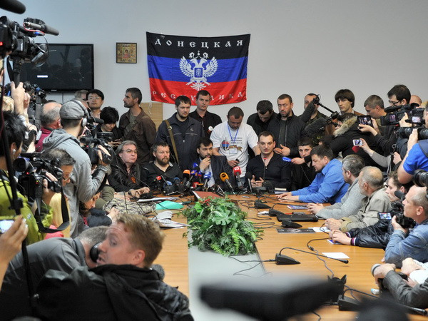 Đại diên chính quyền tự xưng Cộng hòa Nhân dân Donetsk họp báo tại thành phố Donetsk, Đông Ukraine. (Nguồn: AFP/TTXVN) Nga muốn Ukraine đối thoại toàn quốc về tương lai đất nước ảnh 1