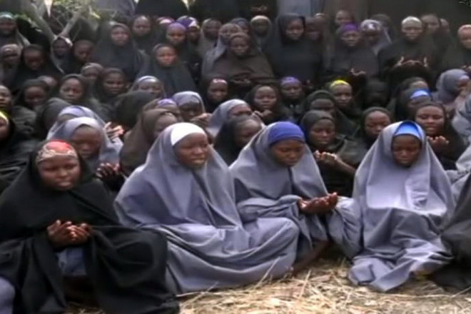 Hình ảnh các nữ sinh bị bắt cóc trong đoạn băng video do nhóm Boko Haram mới công bố. (Nguồn: AFP/TTXVN) Pháp mời quan chức Anh, Mỹ đến họp bàn vụ bắt cóc ở Nigeria ảnh 1