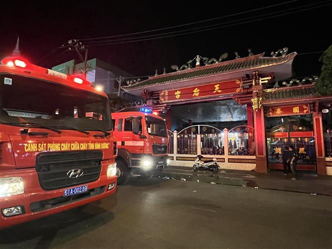 Bình Dương: Kịp thời ngăn cháy lớn trong khuôn viên miếu bà Thiên Hậu ảnh 1