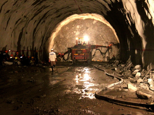 Dự án hầm đường bộ qua Đèo Cả sẽ hoàn thành vào năm 2017 ảnh 1