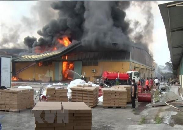 Cháy lớn thiêu rụi 100m2 nhà xưởng giặt, sấy bao bì ở Thanh Hóa ảnh 1