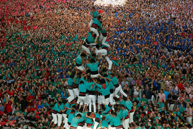 Cuộc thi dựng tháp người độc đáo, nguy hiểm ở Tây Ban Nha ảnh 1