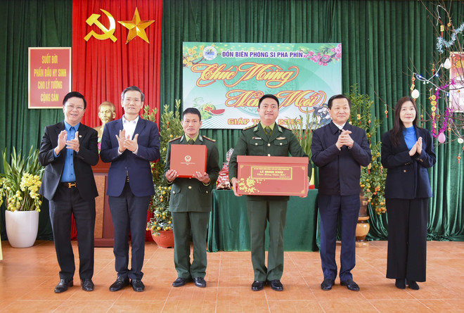 Phó Thủ tướng Lê Minh Khái tặng quà Tết cho Đồn Biên phòng Si Pha Phìn, huyện Nậm Pồ, tỉnh Điện Biên. (Ảnh: Xuân Tư/TTXVN) TTXVN_2801Dienbien2.jpg