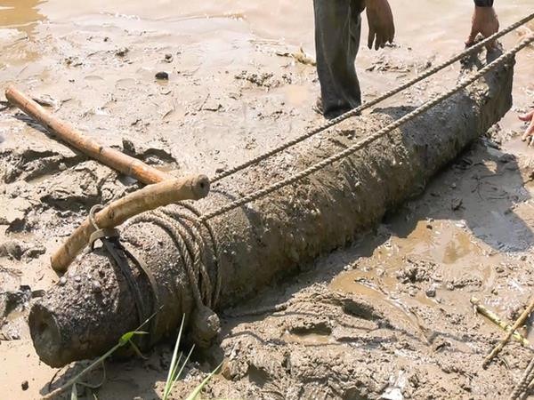 Quảng Trị: Phát hiện quả bom nặng 230kg dưới lòng sông Thạch Hãn ảnh 1