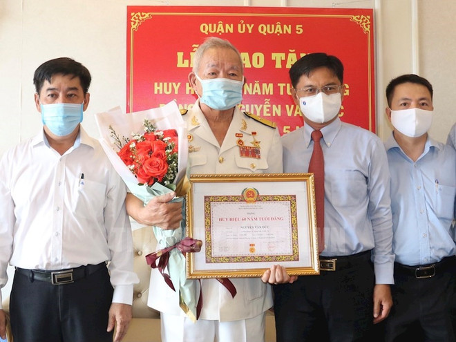 Thành phố Hồ Chí Minh: Trao Huy hiệu Đảng cho hơn 2.100 đảng viên ảnh 1