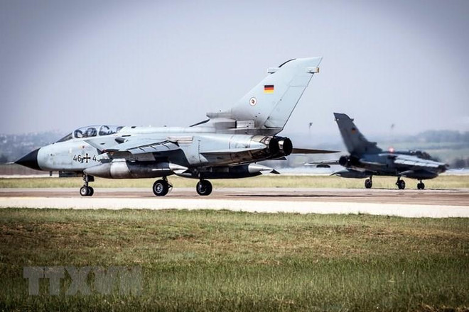 Máy bay chiến đấu của Đức tại căn cứ không quân Incirlik. (Nguồn: EPA/TTXVN) Đức không giảm viện trợ nước ngoài để tăng chi tiêu quốc phòng ảnh 1