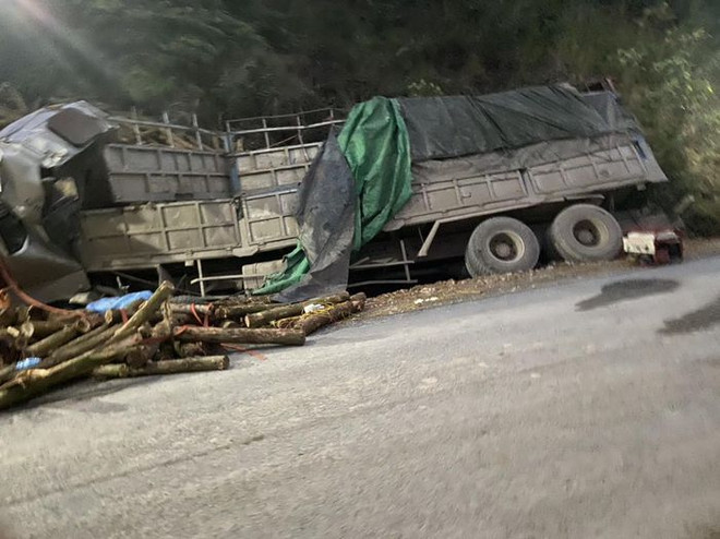 Thanh Hóa: Xe tải chở gỗ đâm vào taluy khiến 7 người tử vong ảnh 1