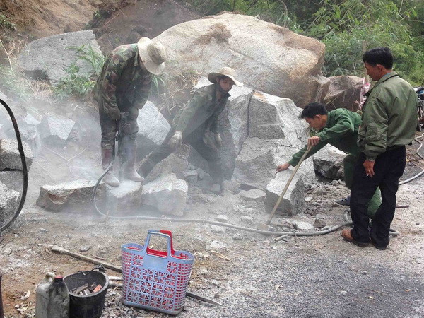 Đã khắc phục xong 2 điểm sạt lở nguy hiểm trên Quốc lộ 27 ảnh 1