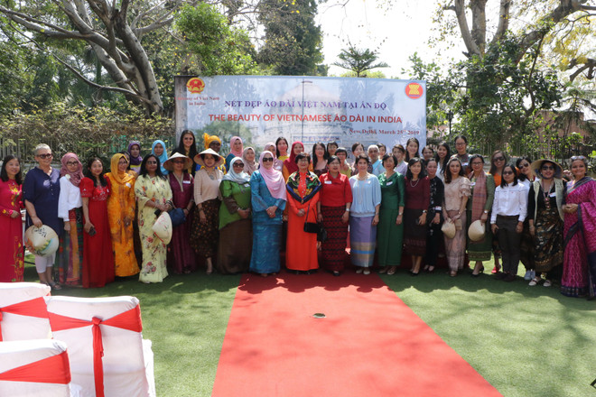 Vẻ đẹp áo dài Việt Nam gây ấn tượng mạnh với bạn bè ASEAN và Ấn Độ ảnh 3