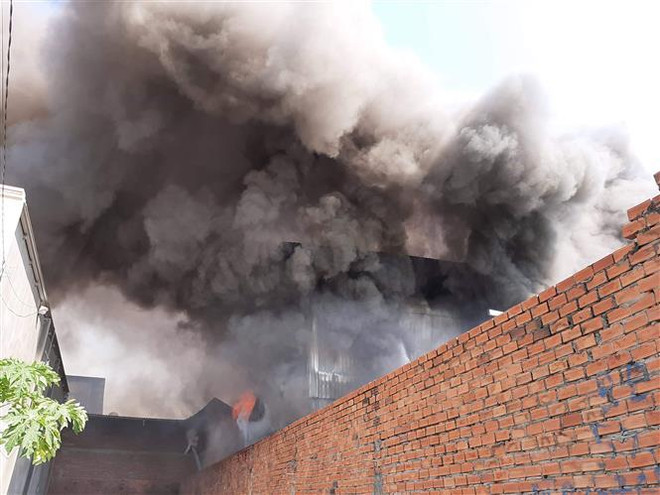 Bình Dương: Hỏa hoạn thiêu rụi toàn bộ xưởng sản xuất đồ gỗ 1.000m2 ảnh 1