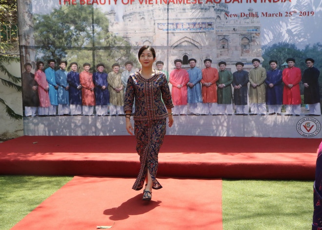 Vẻ đẹp áo dài Việt Nam gây ấn tượng mạnh với bạn bè ASEAN và Ấn Độ ảnh 4