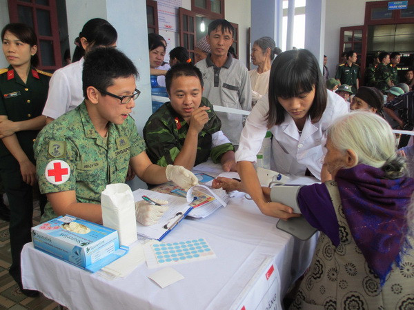 Cục quân y Việt Nam-Singapore hợp tác khám chữa bệnh nhân đạo ảnh 1