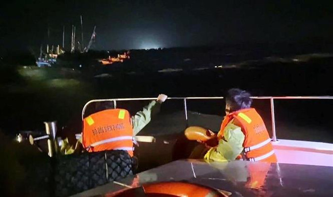 Quảng Bình: Cứu kịp thời 10 ngư dân trên tàu cá đang chìm trên biển ảnh 1