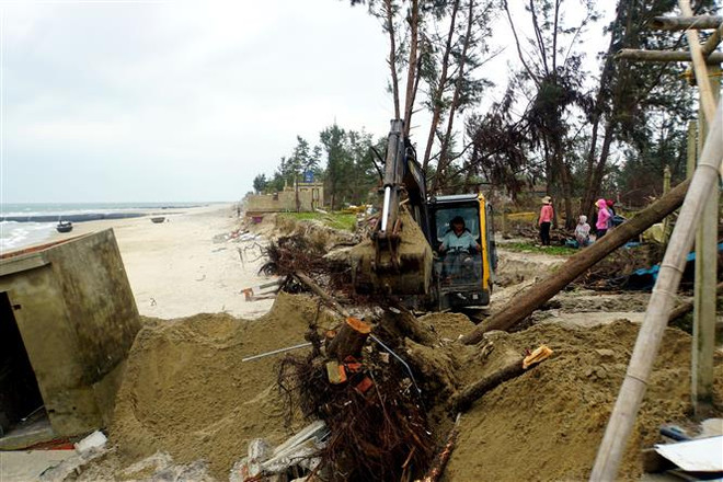 Quảng Nam: Sạt lở bờ biển nghiêm trọng, di dời hộ dân đến nơi an toàn ảnh 1