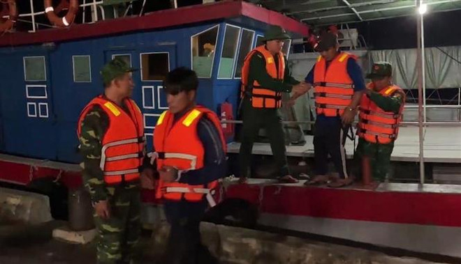 Quảng Bình: Cứu kịp thời 10 ngư dân trên tàu cá đang chìm trên biển ảnh 2