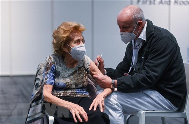 Nhân viên y tế tiêm chủng vaccine ngừa COVID-19 cho người dân tại Cologne, Đức. (Ảnh: AFP/TTXVN) Chuyên gia Đức khuyến nghị thận trọng khi nới lỏng phòng chống dịch ảnh 1