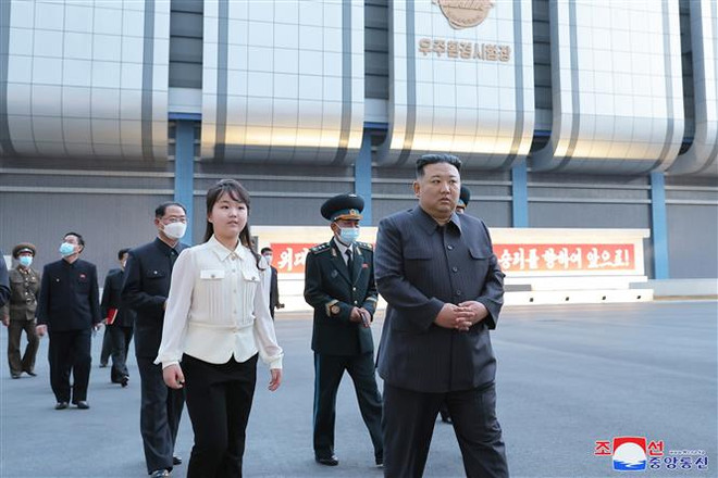Nhà lãnh đạo Triều Tiên Kim Jong-un thăm Cơ quan Phát triển hàng không vũ trụ quốc gia tại Bình Nhưỡng, ngày 18/4/2023. (Ảnh: KCNA/ TTXVN) Nhà lãnh đạo Triều Tiên thị sát cơ sở phóng vệ tinh do thám ảnh 1