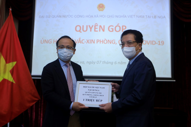 Đại sứ Đặng Minh Khôi tiếp nhận tượng trưng số tiền 1 triệu rubl (tương đương 13.500 USD) do Hội người Việt Nam tại LB Nga quyên góp ủng hộ Quỹ vaccine phòng COVID-19. (Ảnh: Trần Hiếu/TTXVN) Người Việt tại LB Nga quyên góp ủng hộ Quỹ vaccine phòng COVID-19 ảnh 1