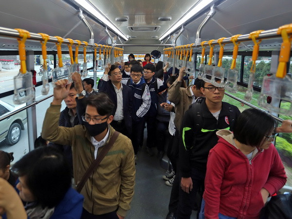 Hà Nội: Lượng hành khách đi xe buýt đã phục hồi và gia tăng ảnh 1