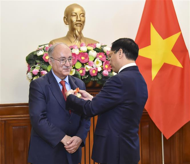 Tặng Huân chương Hữu nghị Chủ tịch Tổ chức Hỗ trợ đại học thế giới Đức ảnh 1