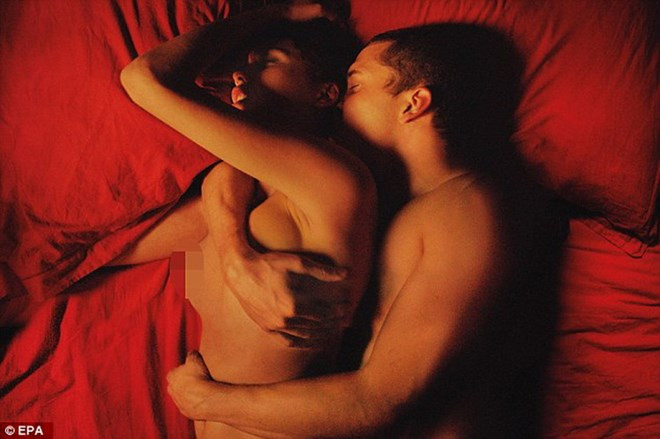 Pháp cân nhắc cho phép trẻ vị thành niên xem các cảnh sex 3D ảnh 1