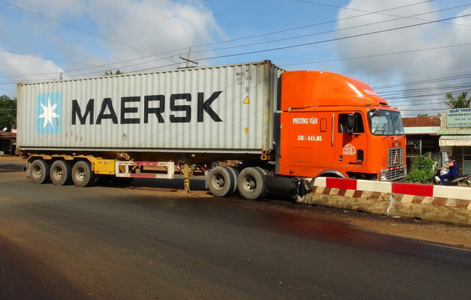 Bình Phước: Xe container mất lái, lao thẳng lên dải phân cách ảnh 2