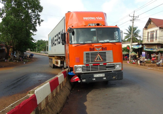 Bình Phước: Xe container mất lái, lao thẳng lên dải phân cách ảnh 1