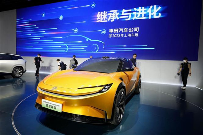 Mẫu xe điện của nhà sản xuất ôtô Toyota được trưng bày tại Triển lãm Công nghiệp Ôtô quốc tế ở Thượng Hải ngày 18/4/2023. (Ảnh: Kyodo/TTXVN) Hàng loạt mẫu xe điện mới được ra mắt tại Triển lãm Ôtô Thượng Hải ảnh 2
