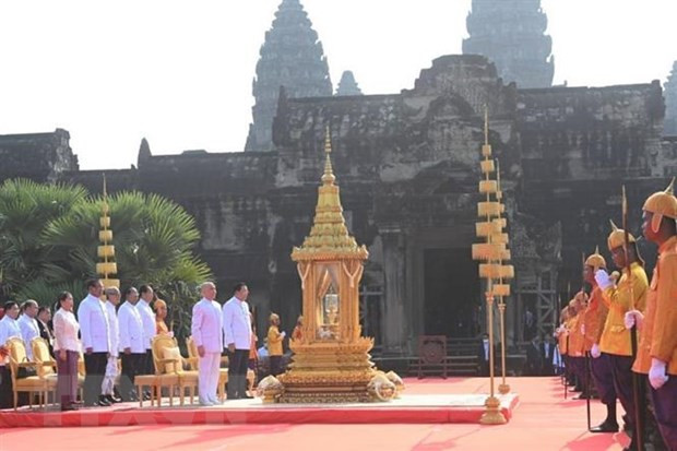 Quốc Vương Norodom Sihamoni, Thủ tướng Hun Sen và các đại biểu thực hiện nghi thức tại Lễ xin lửa và khởi động hoạt động rước đuốc cho SEA Games 32 và ASEAN Para Games 12 trước Đền Angkor Wat tại tỉnh Siem Reap, Vương quốc Campuchia. (Ảnh: AKP/TTXVN) SEA Games 32: Các đoàn thể thao được miễn phí ăn uống, lưu trú ảnh 1