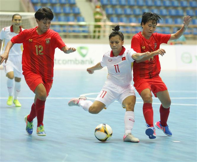 Pha sút bóng của Đinh Thị Ngọc Hân (11). (Ảnh: Thanh Tùng/TTXVN) SEA Games 31: Khởi tranh môn Futsal nữ, Việt Nam thắng đậm Myanmar 6-0 ảnh 1