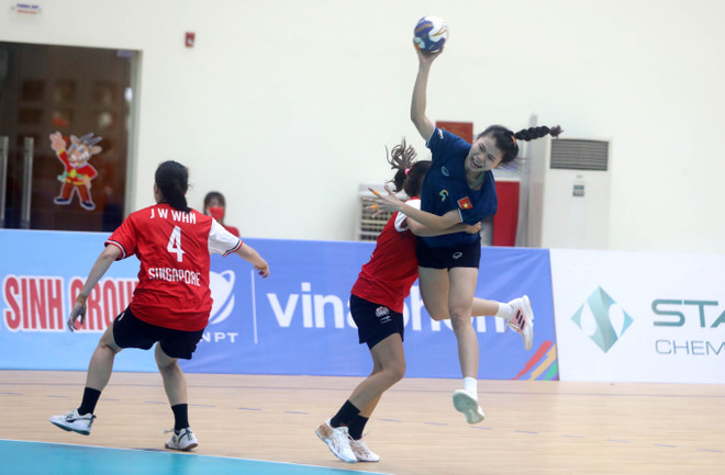 SEA Games 31: Tuyển nam, nữ bóng ném trong nhà đều giành chiến thắng ảnh 1