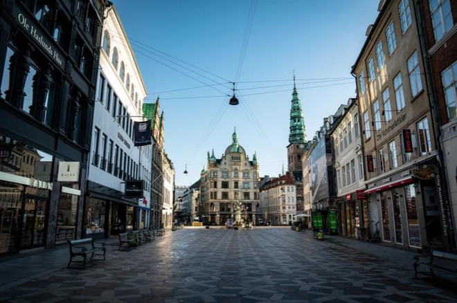 Đường phố Stroeget ở Copenhagen vắng vẻ giữa đại dịch COVID-19 ngày 12/1. (Nguồn: Reuters) Đan Mạch: Bị phạt tù vì ho và hét 'corona' vào mặt cảnh sát ảnh 1