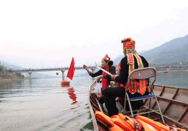 Nghi thức tế lễ thần sông trên lòng hồ thủy điện Sơn La. (Ảnh: Xuân Tiến/TTXVN) Lễ hội đua thuyền đuôi én - đậm đặc nét văn hóa Thái cổ ở Mường Lay ảnh 2