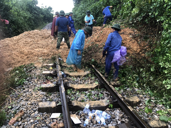 Đường sắt Bắc-Nam bị tê liệt do nhiều điểm sạt lở tại Hà Tĩnh ảnh 2