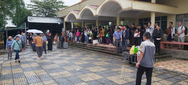 Đường sắt Bắc-Nam bị tê liệt do nhiều điểm sạt lở tại Hà Tĩnh ảnh 4