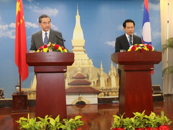 Ngoại trưởng Trung Quốc hội đàm với Bộ trưởng Ngoại giao Lào ảnh 1