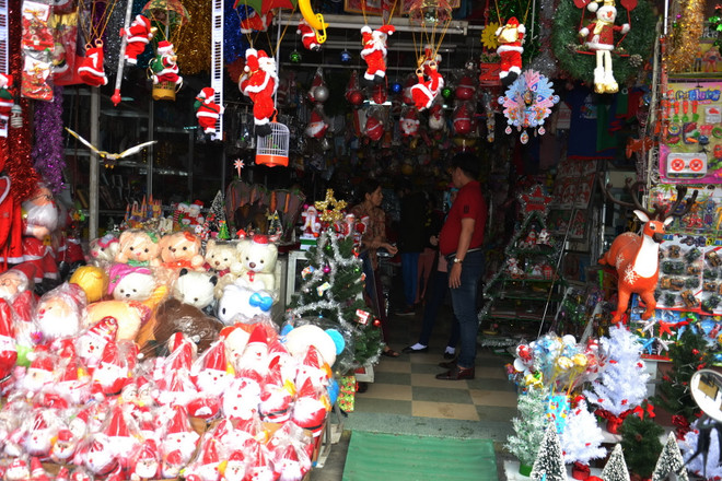 Đà Nẵng tràn ngập đồ trang trí Giáng sinh "Made in Vietnam" ảnh 2