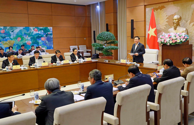 Chủ tịch Quốc hội Vương Đình Huệ chủ trì cuộc họp để nghe trình bày quá trình xây dựng và hoàn thiện Dự án Luật Công nghiệp quốc phòng, an ninh và động viên công nghiệp. (Ảnh: Nhan Sáng/TTXVN) TTXVN_2102ChutichQuochoi4.jpg