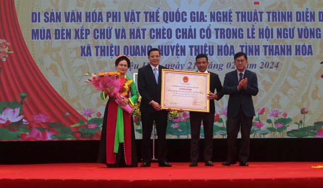 Ông Nông Quốc Thành, Phó Cục trưởng Cục Di sản Văn hóa trao Chứng nhận công nhận Danh mục Di sản Văn hóa Phi Vật thể Quốc gia đối với nghệ thuật trình diễn dân gian "Múa đèn chạy chữ và hát chèo chải cổ" cho chính quyền và người dân làng Nhân Cao, xã Thiệu Quang và huyện Thiệu Hóa. (Ảnh: Hoa Mai/TTXVN) TTXVN_2101muaden2.jpg