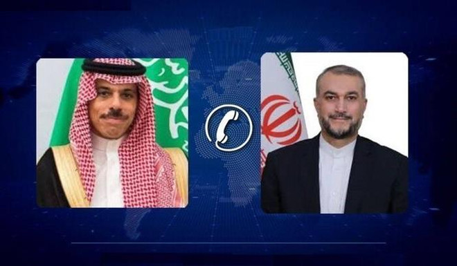 Ngoại trưởng Iran Hossein Amir-Abdollahian (phải) và Ngoại trưởng Saudi Arabia, Hoàng tử Faisal bin Farhan. (Ảnh: IRNA/TTXVN) Iran và Saudi Arabia xúc tiến cuộc gặp cấp ngoại trưởng ảnh 1