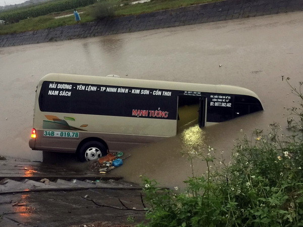 Hải Dương: Xe khách mất lái, đâm vào 3 người rồi lao xuống sông ảnh 1