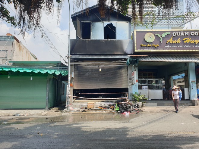 Bình Dương: Cháy cửa hàng vật liệu xây dựng, 5 người được giải cứu ảnh 1