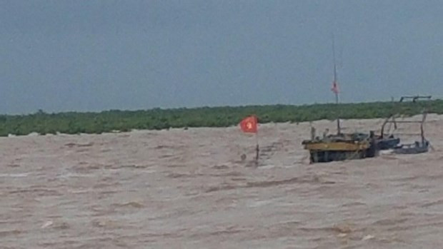 Thái Bình: Bơm, hút dầu từ tàu Hà An 01 để tiến hành trục vớt ảnh 1