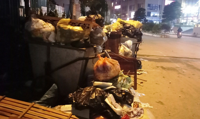 Chặn xe tại khu xử lý chất thải Nam Sơn khiến hầm chung cư 'ngập rác' ảnh 4