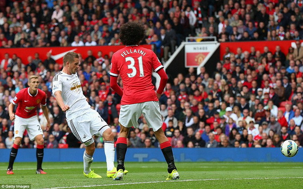 Van Gaal nhận quả đắng, M.U thua Swansea ngay ở Old Trafford ảnh 1