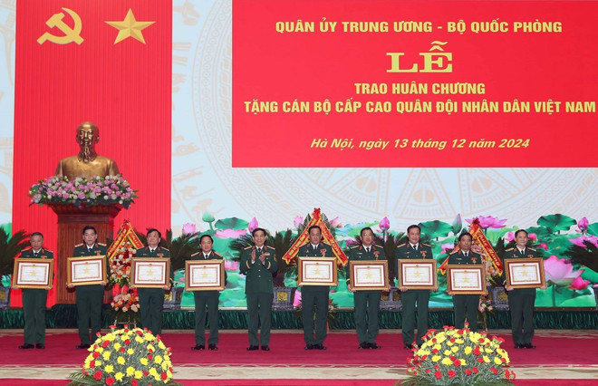 ttxvn_le_trao_huan_chuong_cho_can_bo_cao_cap_trong_quan_doi_1312-2.jpg