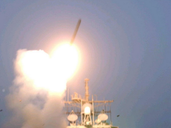 Tên lửa hành trình Tomahawk của hải quân Mỹ được phóng từ tàu khu trục USS Bunker Hill tháng 3/2003. (Nguồn: AFP/TTXVN) Báo Mỹ: Tổng thống Trump đã muốn tấn công căn cứ Nga tại Syria ảnh 1