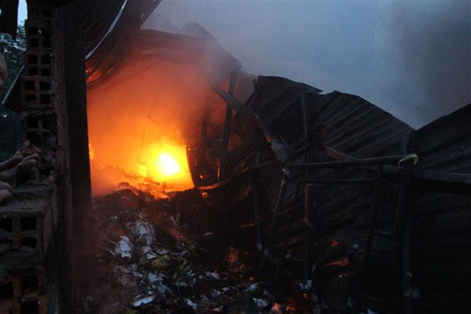 Bình Dương: Cháy dữ dội tại xưởng phế liệu rộng hơn 1.000m2 ảnh 1