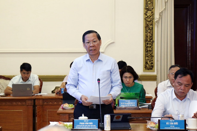 Chủ tịch Ủy ban Nhân dân Thành phố Hồ Chí Minh Phan Văn Mãi trao đổi tại buổi làm việc. (Ảnh: Tiến Lực/TTXVN) TTXVN_1710 Chu tich UBND Thanh pho Ho Chi Minh.jpg